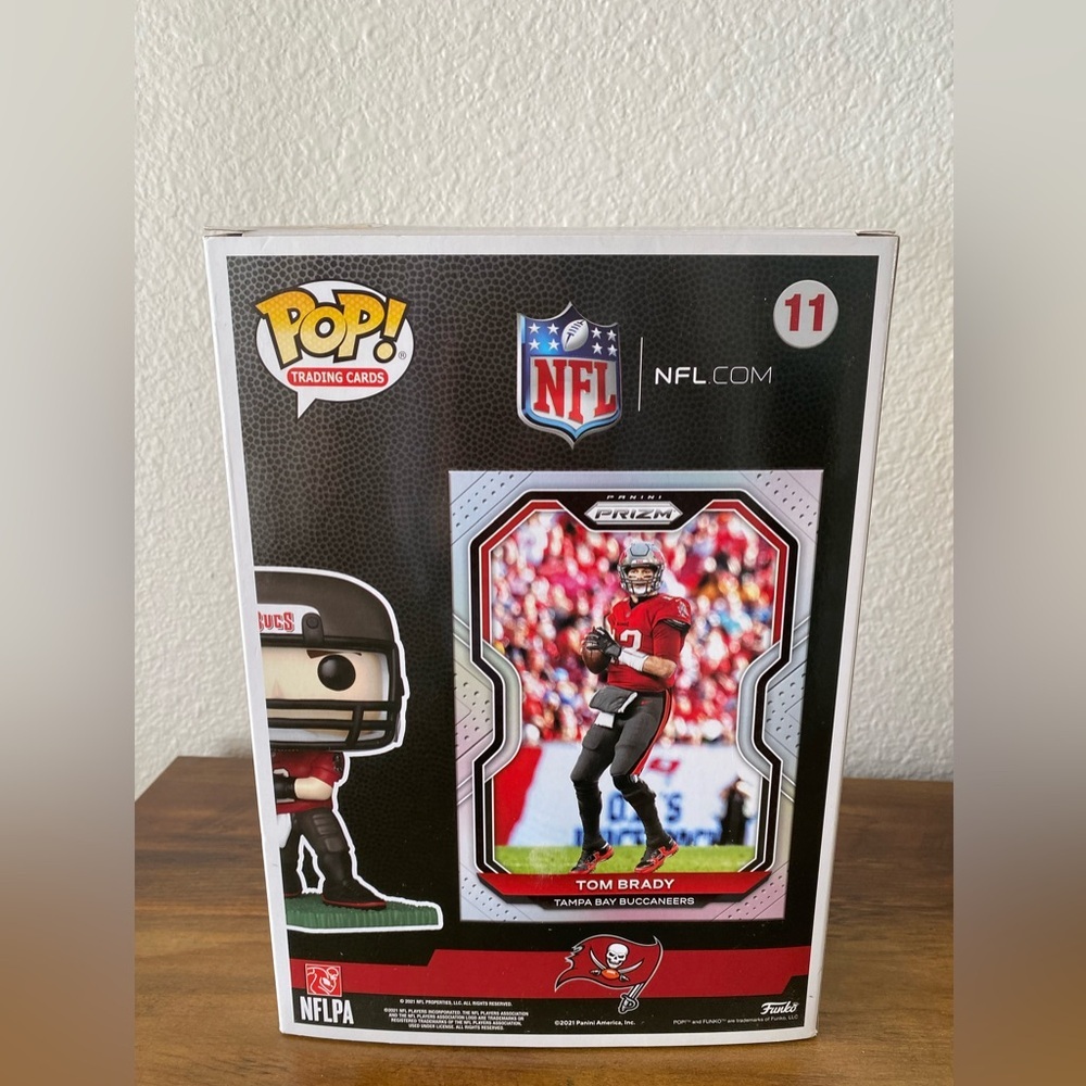Funko Pop! NFL Collectible Tampa Bay Buccaneers Tom Brady Prizm Edition #11 - Picture 3 of 5
